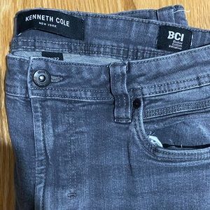 Kenneth Cole Jeans in Gray Wash. Minor stains near ankle in size 34x32